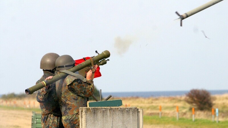 Reservisten üben mit der Fliegerfaust "Strela". Deutschland wird weitere Waffen an die Ukraine liefern.