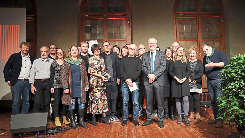 Mit dem Filmzentrum Landshut (auf dem Bild die Mitglieder nach der Verleihung) ist erstmals ein Verein Träger des Landshuter Kulturpreises.