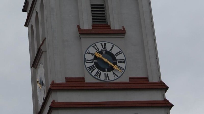 Auch die Uhr der Pfarrkirche St. Sebastian in Furth muss regelmäßig gewartet werden - das zahlt die Gemeinde.