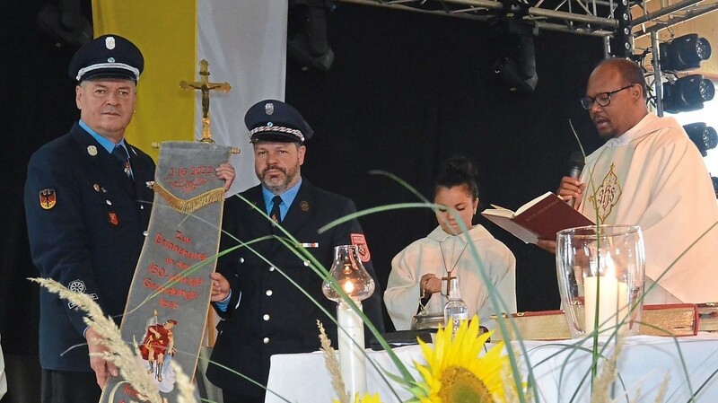 Pater Ignatius segnete das neue Fahnenband, gehalten von Kommandant Balthasar Sellmaier (l.) und Christian Stampfl, Vorsitzender des Feuerwehrvereins.
