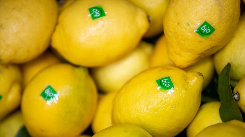Zitronen mit dem Bio-Label.