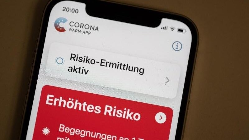 Eine Corona-Warn-App zeigt auf einem Handy ein erhöhtes Risiko an, mit einer an Corona infizierten Person Kontakt gehabt zu haben.