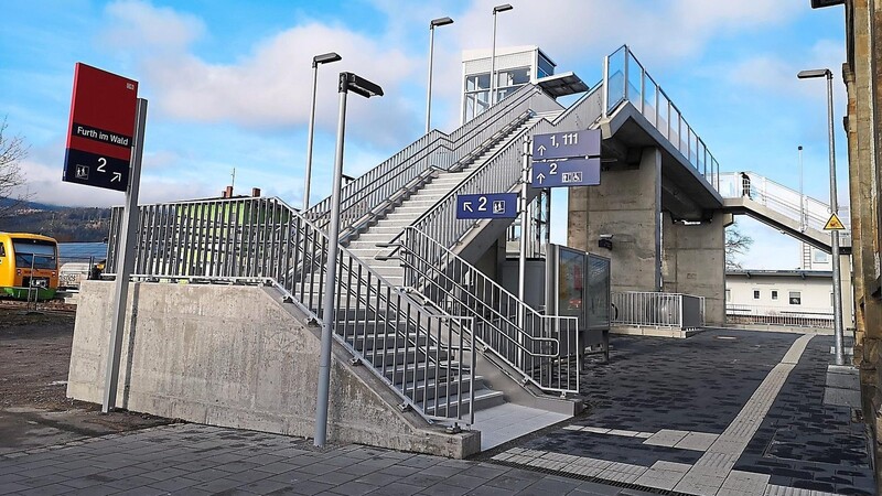 "Herzstück" des barrierefreien Ausbaus des Further Bahnhofs ist die Personenüberführung mit Aufzügen.