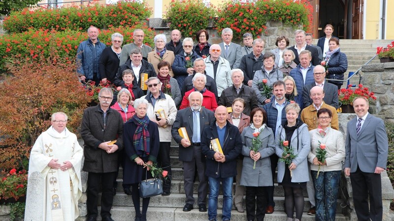 Die 19 Jubelpaare, mit im Bild Bürgermeister Wolfgang Eckl, Monsignore Augustin Sperl sowie PGR-Sprecher Markus Kerner und seine Stellvertreterin Regina Franz.