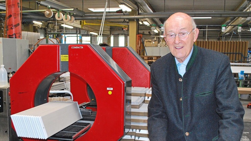 Über sechs Jahrzehnte hinweg prägte der Seniorchef Ulrich Müller die Wörther Kartonagen- und Hülsenfabrik - jetzt ist er im Alter von 85 Jahren verstorben.
