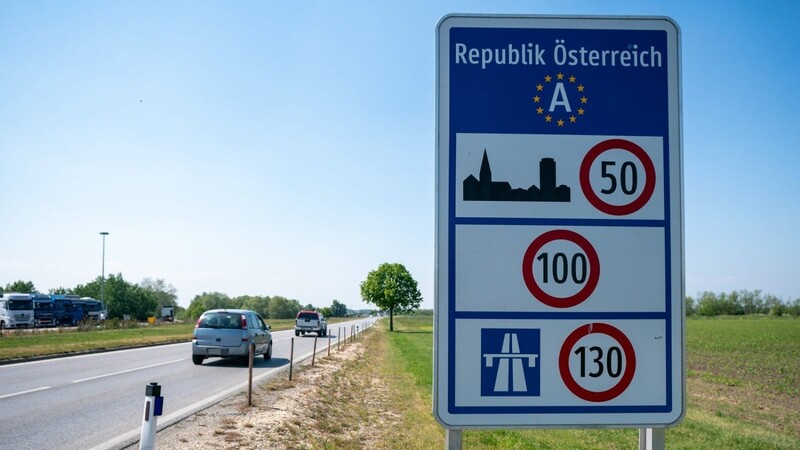 Ein Auto fährt am Hinweisschild an der Grenze zwischen Österreich und Ungarn bei Nickelsdorf vorbei.
