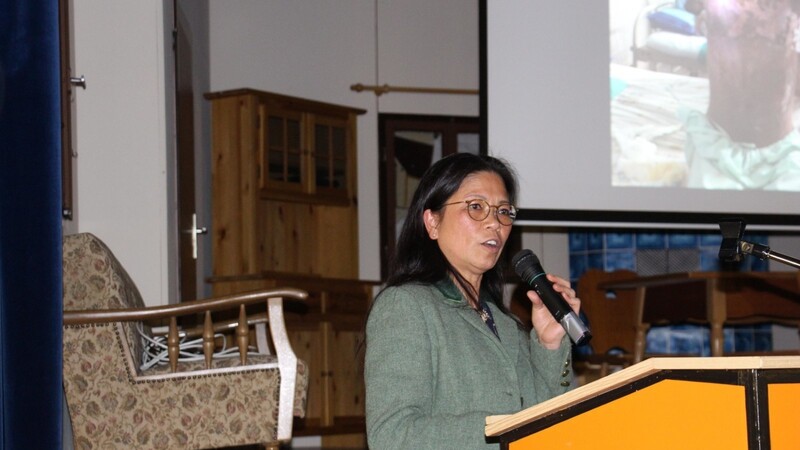 : Dr. Vanilla Nguyen bei ihrem Vortrag im Pfarrsaal.