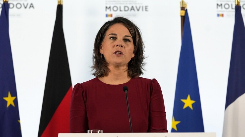 Bei einer Geberkonferenz für die Ex-Sowjetrepublik in Paris sagte Außenministerin Annalena Baerbock (Grüne) am Montag zusätzliche deutsche Hilfen in Höhe von gut 32,3 Millionen Euro zu.