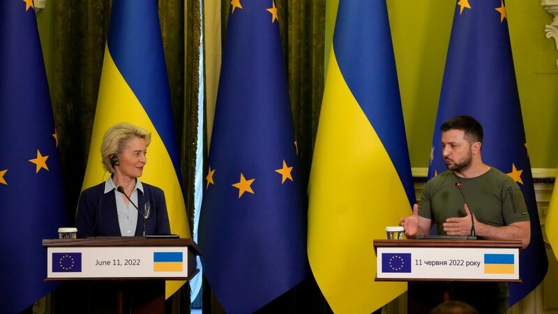 EU-Kommissionspräsidentin Ursula von der Leyen auf einer gemeinsamen Pressekonferenz mit Wolodymyr Selenskyj, Präsident der Ukraine.