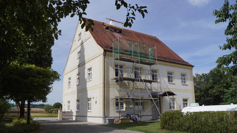 Pfarrhof in Gaindorf: Im Frühjahr haben die Sanierungsarbeiten begonnen. Demnächst soll alles fertig sein.
