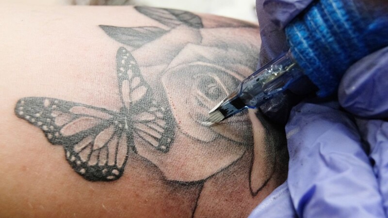 Jeder fünfte Erwachsene in Deutschland hat ein Tattoo und noch viel mehr Menschen finden Tätowierungen schön.