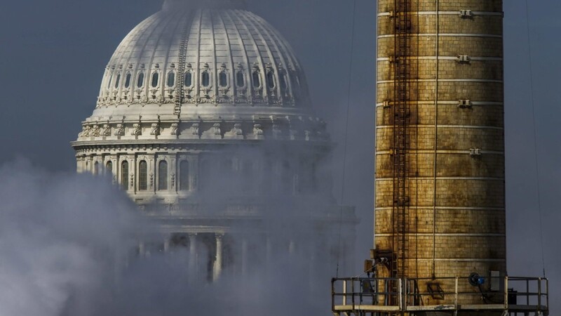 Die Kuppel des Kapitols in Washington D.C. (USA) ist am 10.03.2014 hinter dem Qualm des Kapitol-Kraftwerks zu sehen, dem einzigen Kohlekraftwerk in Washington.