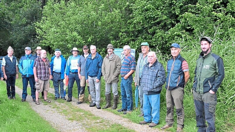 Der Vorsitzende der WBV Regensburg-Süd Korbinian Arzberger (rechts) freute sich über die Teilnahme von beinahe 20 Waldbesitzern.