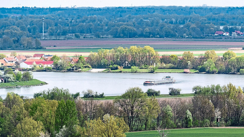 Schiffe wie dieses hier bei Demling (Kreis Regensburg) konnten die Donau früher auf rund 3 000 Kilometern befahren. Doch der zweitlängste Fluss Europas hat über die Jahrhunderte mehr als 100 Kilometer an Länge verloren.