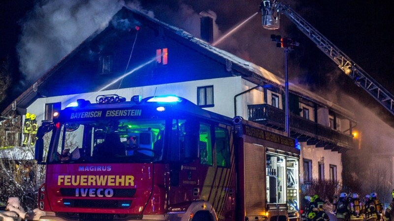 In Bayerisch Eisenstein brennt ein Wohnhaus.