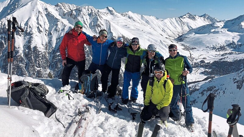 Pures Gipfelglück am Sonntag nach dem Aufsteigen zur Vorderen Karlesspitze.