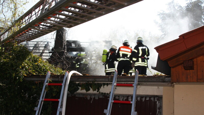 Ein Wohnhaus in der Ritzinger Straße am Kohlberg ist am Montag in Brand geraten und muss nun wohl abgerissen werden. (Foto: Hausladen)