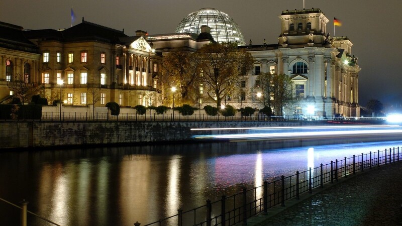 Das Gebäude der Deutschen Parlamentarischen Gesellschaft, das frühere Reichstagspräsidentenpalais, und der Reichstag