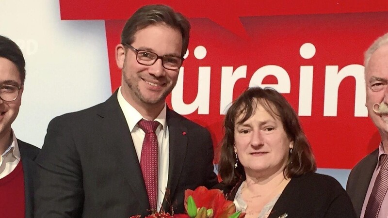 Wann Marianne Schieder diesmal nach erfolgreicher Nominierung - so wie hier 2017 von Florian Pronold - ihren Blumenstrauß bekommt? Die SPDlerin hätte schon mal eine Halle gemietet, sofern ihr nicht wieder der Infektionsschutz dazwischen kommt.