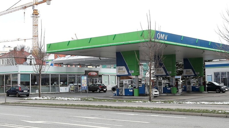 Ein Dieb hatte aus dem Kassenbereich der OMV-Tankstelle an der Luitpoldstraße Bargeld gestohlen und ist anschließend geflohen.