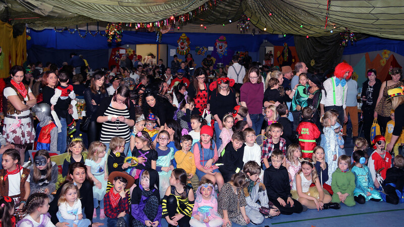 Große Kostümvielfalt und großer Andrang herrschten beim Kinderfasching in der Schulturnhalle.