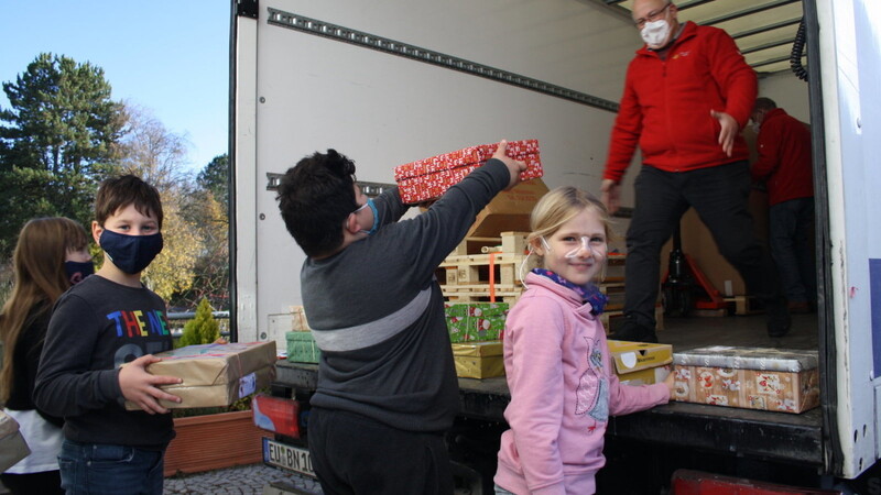 Insgesamt 138 Päckchen luden die Schierlinger Schüler in den Lastwagen, der die Geschenke zu Kindern in ärmeren Ländern bringt.
