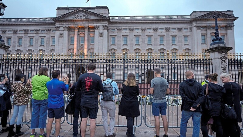 Menschen versammeln sich vor dem Buckingham Palace. Die britische Königin Elizabeth II. ist tot.