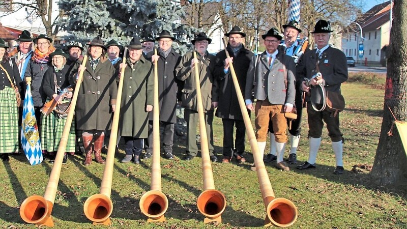 Traditionell schießen die Zustorfer Stefansschützen unter musikalischer Begleitung der Langenpreisinger Alphornbläser das neue Jahr an.