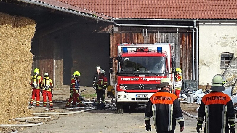 Bilder vom Großeinsatz beim Scheunenbrand in Bayerbach.