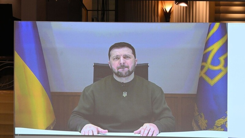 Der ukrainische Präsident Wolodymyr Selenskyj eröffnet die Münchner Sicherheitskonferenz per Videoschalte.