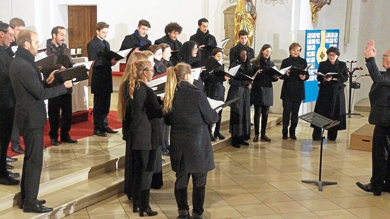 Der "Neue Kammerchor" der Hochschule für Katholische Kirchenmusik Regensburg unter Leitung von Professor Kunibert Schäfer (rechts) führte in der Pfarrkirche Schierling den "Totentanz" von Hugo Distler auf.