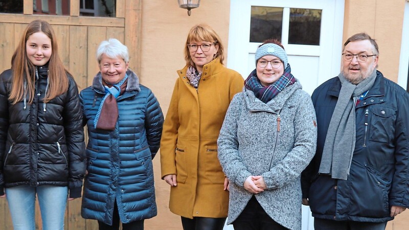 MGH-Leiterin Susanne Nock (Mitte) sowie Alois Nock und Martina Mathes von der MGH-Steuerungsgruppe stellten die neuen Mitarbeiterinnen vor: Annalena Stautner (links) und Annalena Maurer (Zweite von rechts).