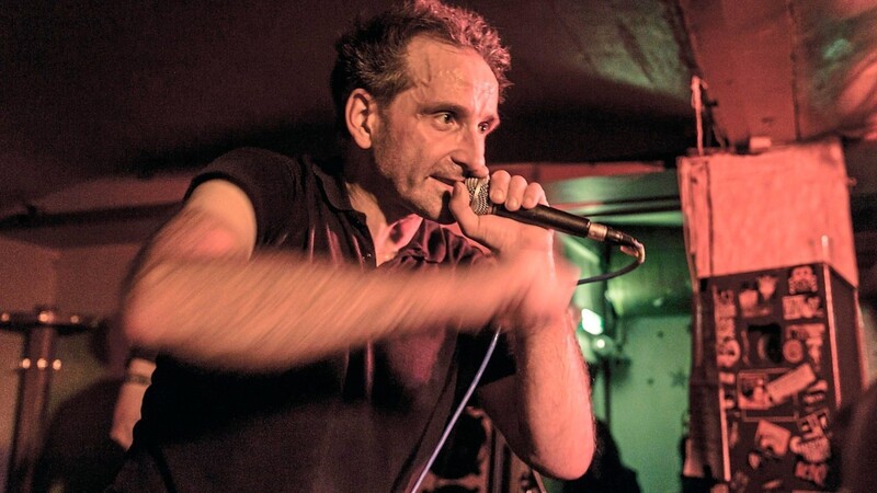 Stefan Zeller ist Sänger und vor allem Songwriter der Band "Abgestorbene Gehirnhälften", die es seit rund 30 Jahren gibt.