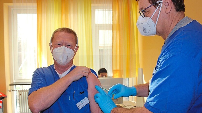 Chefarzt Dr. Bernd Hardmann als Leiter der Covid-Station und gleichzeitig Ärztlicher Leiter der Impfzentren des Landkreises Cham lässt sich den Impfstoff verabreichen.