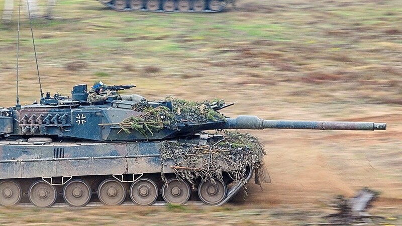 Durch Waffenlieferungen wie dem Panzer vom Typ Leopard IIA6 hat Deutschland und auch der restliche Westen laut Habermas die Verantwortung für die brutalen Folgen einer nur dank ihrer militärischen Unterstützung möglichen Verlängerung des Kampfgeschehens. Diese könne nicht auf die ukrainische Regierung abgewälzt werden.