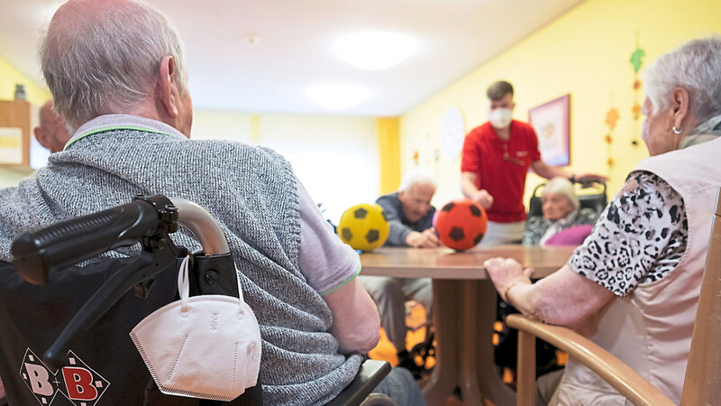 Gruppenaktivitäten wie Ballspiele finden in Seniorenheimen auch in der Pandemie statt. Nur ist die Gruppenstärke beispielsweise im Geiselhöringer Seniorenzentrum auf vier bis fünf Menschen begrenzt. (Symbolbild)