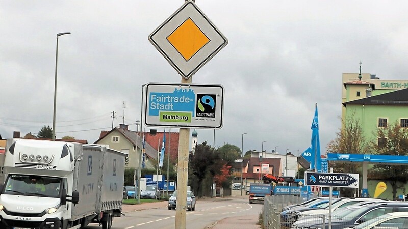 An den Ortseingängen wie hier in der Freisinger Straße weisen Schilder darauf hin, dass Mainburg als Fairtrade-Stadt zertifiziert ist. Die Kommune will jetzt die auslaufende Titelerneuerung beantragen.