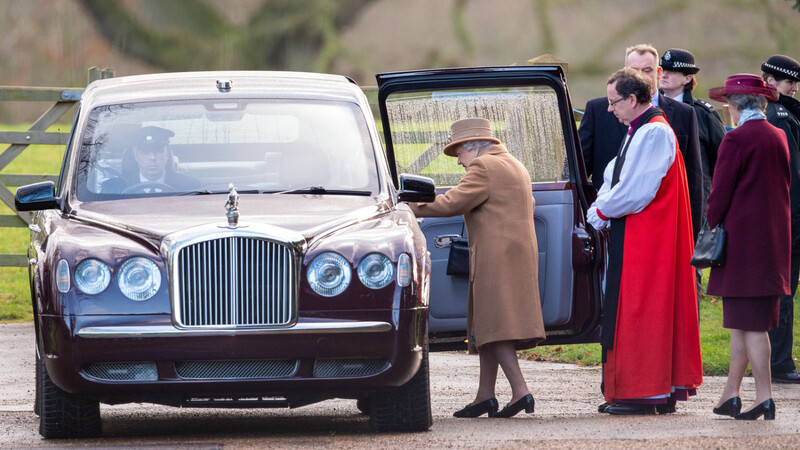 Königin Elizabeth II. steigt in eine Limousine nach ihrem Besuch des Sonntagsgottesdienstes in Sandringham. Auf ihrem dortigen Schloss soll nun der Familienrat zusammenkommen.
