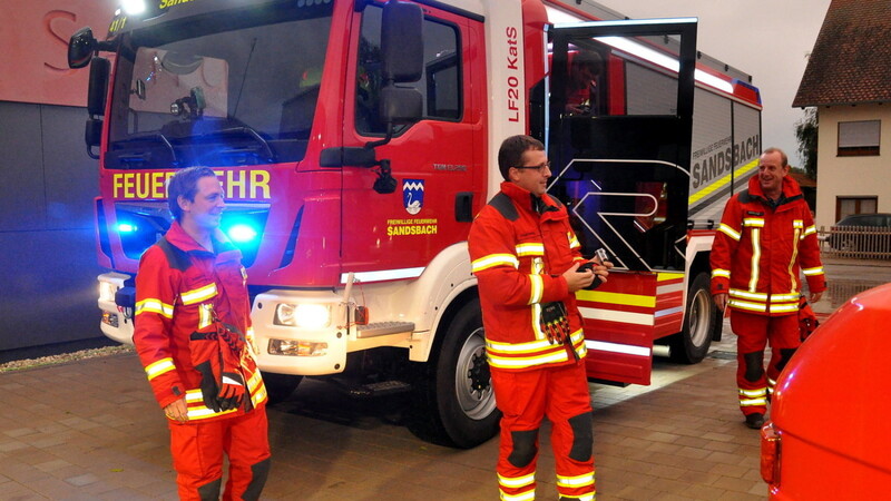 Das neue Feuerwehrfahrzeug bei der Ankunft in Sandsbach: (von links) 2. Kommandant Matthias Pritsch, Kommandant Stefan Höglmeier und 2. Bürgermeister Josef Ebenslander.