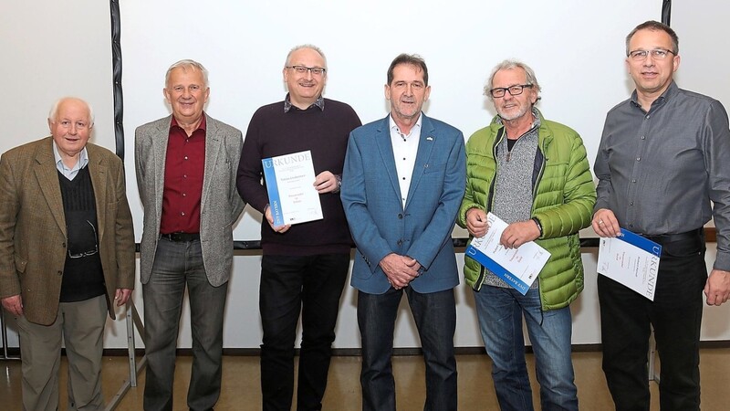 Die Bezirksleiter Josef Graf (2. von links) und Hans König (links) zeichneten treue Mitglieder aus: (von rechts) Robert Heindl, Hubert Schmid, Robert Beck und Tobias Lindenmeir.
