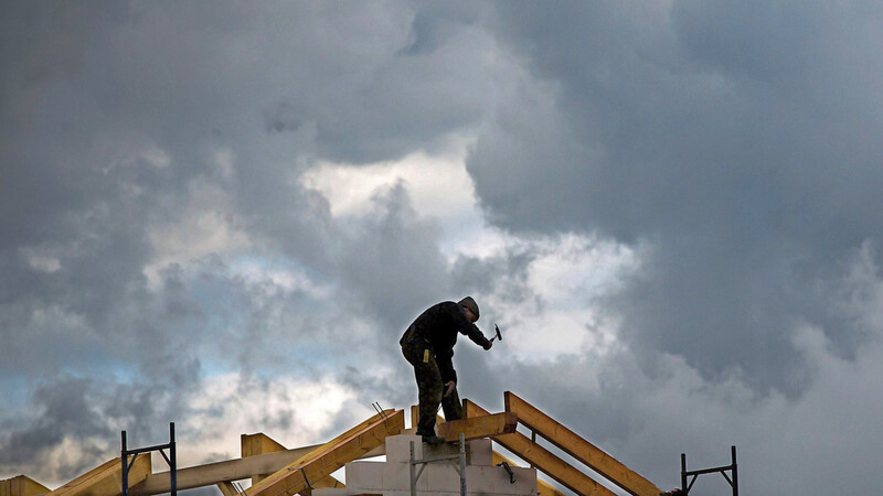 Dunkle Wolken über dem Handwerk: Der Baustoffmangel trifft vor allem Zimmerer, aber auch Schreiner oder Bauarbeiter.