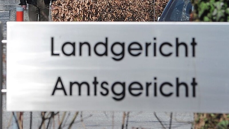 Vom Landshuter Landgericht wurde ein 38-Jähriger wegen Missbrauchs seiner Ehefrau zu viereinhalb Jahren Haft verurteilt.  Foto: Armin Weigel dpa/lby