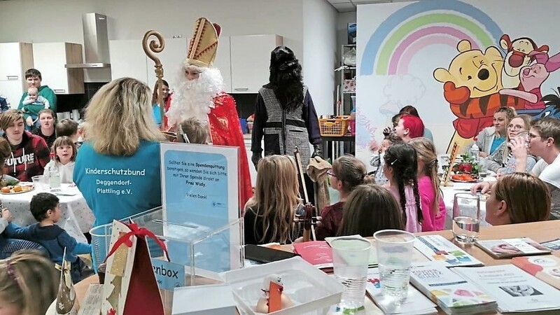 Die Geschenke wurden den Kindern in den vergangenen Jahren vom Nikolaus in den Räumen des Kinderschutzbundes Deggendorf-Plattling übergeben.