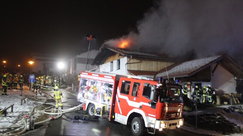 In Bodenmais brannte in der Nacht auf Mittwoch ein Dachstuhl.