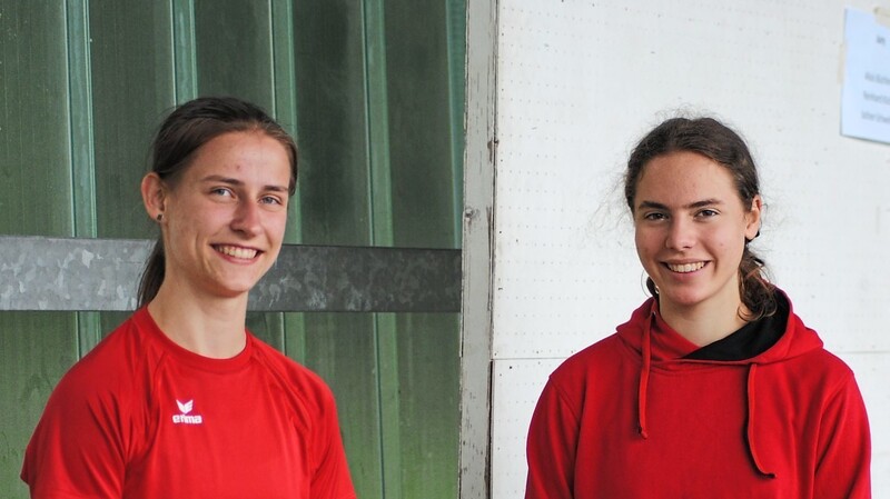 Freuen sich über große Erfolge bei den bayerischen Leichtathletikmeisterschaften: Agnes Leitgeb (l.) und Pia Stern vom TSV Deggendorf.