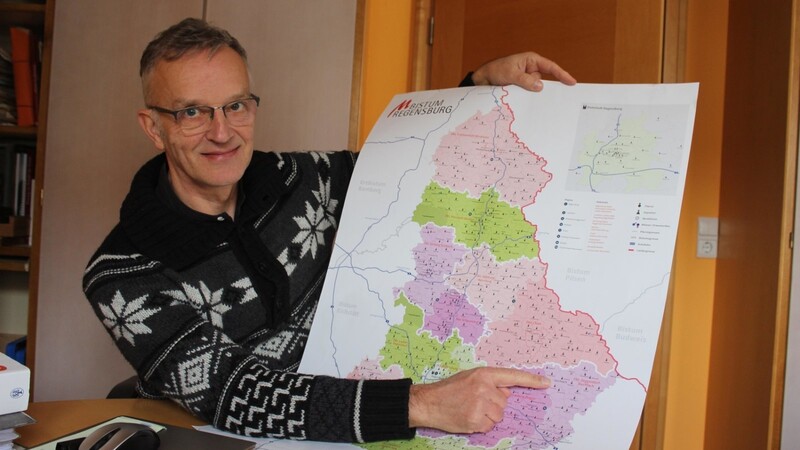 Pfarrer Werner Konrad zeigt, wie sich die Umplanung im Altdekanat Viechtach auswirken könnte.