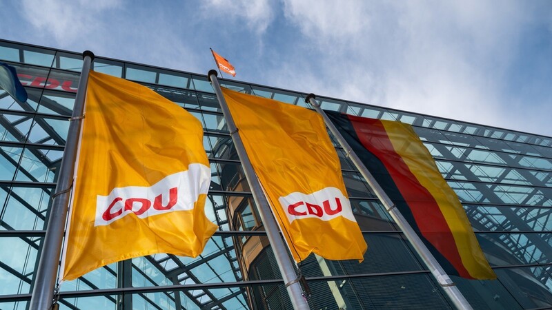 Vor der CDU-Zentrale in Berlin wehen Flaggen der Partei. Den Christdemokraten bläst ein kräftiger Wind entgegen.