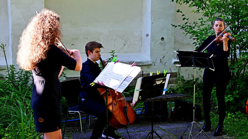 Die "Triolen" unterhielten die Gäste des kleinen Empfangs im Amtsgerichtsgarten mit wunderbarer Musik.