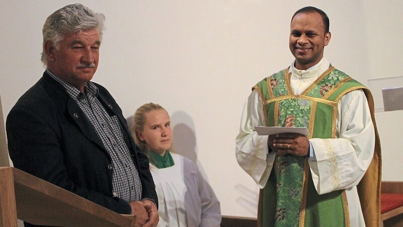 Pater Binu Mani Vellamattathil bei seinem ersten Gottesdienst in der Pfarrkirche Willing mit Kirchenpfleger Franz Weinberger.