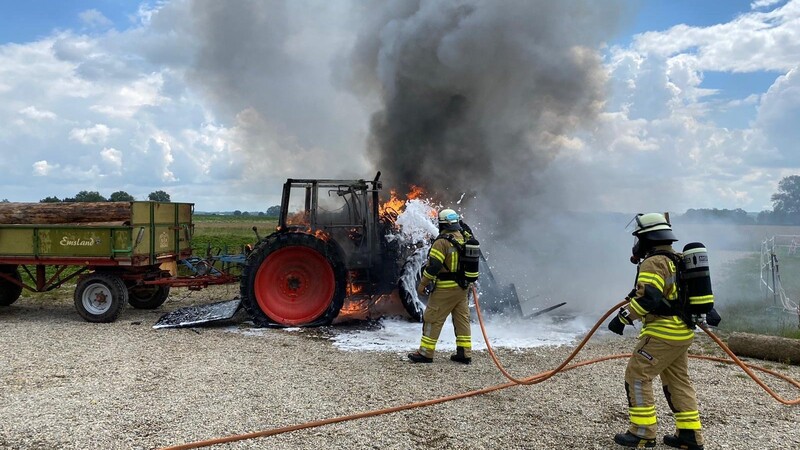 Ein Traktor ist am Freitag ausgebrannt.